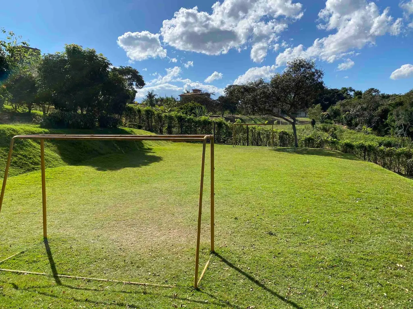 Campo de futebol gramado com traves