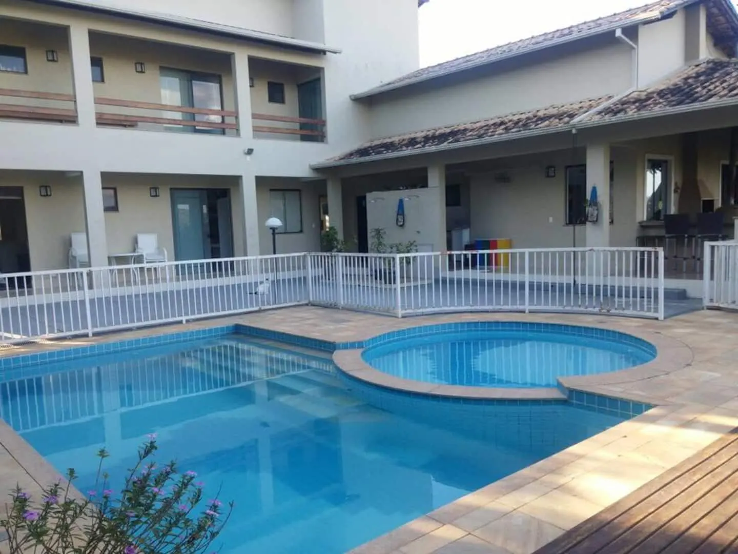 Piscina infantil redonda ao lado da piscina de adultos