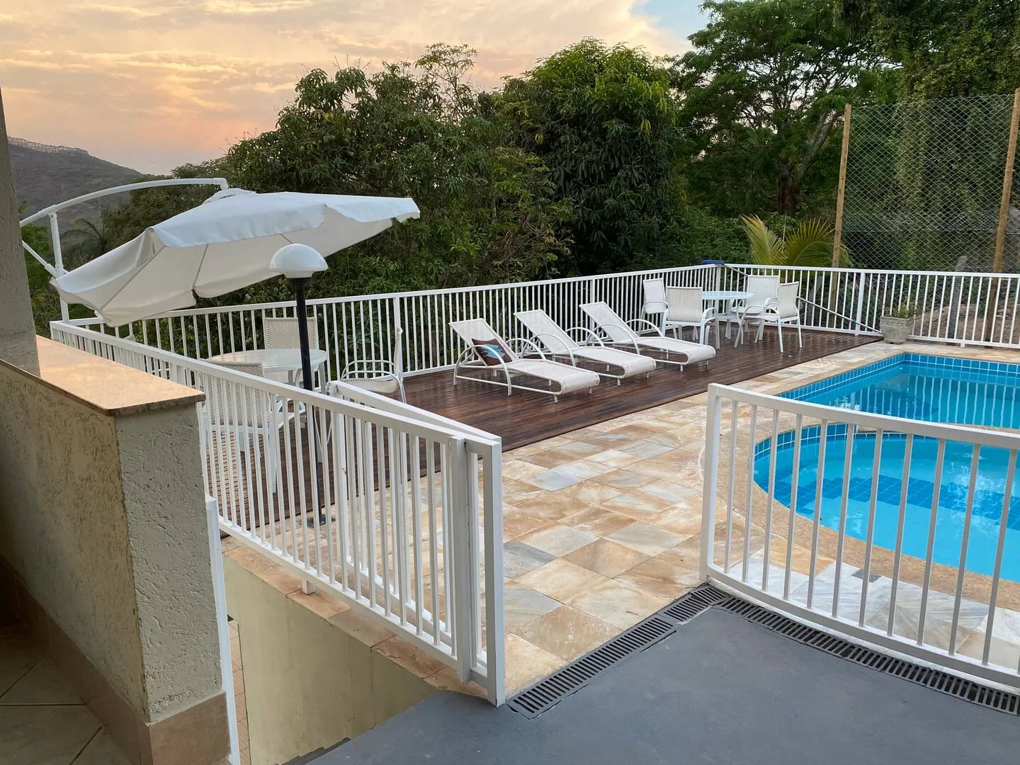 Deck com espreguiçadeiras e vista para a serra