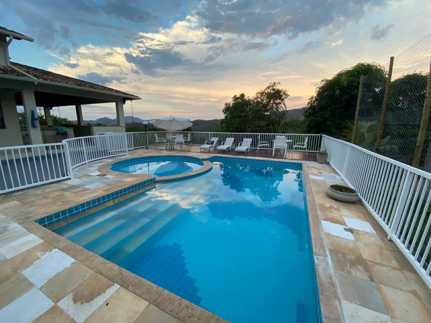 Piscina da Chácara Cedro com deck e vista para as montanhas de Itabira